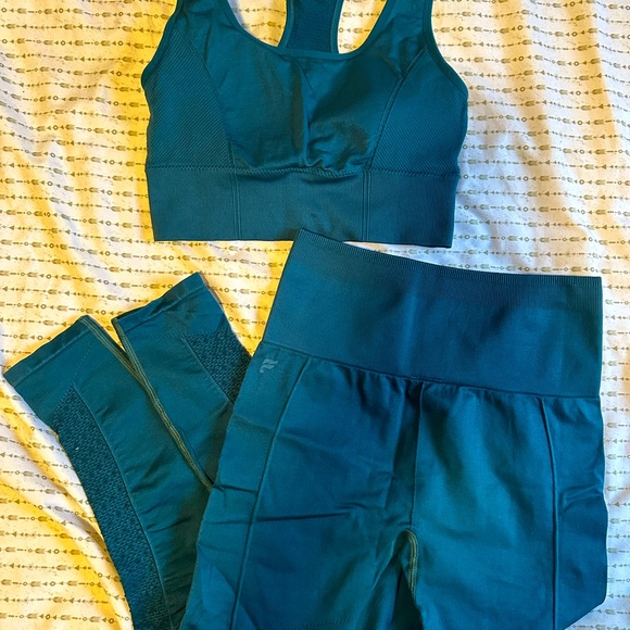 Fabletics Athletic / Workout Set - Picture 3 of 5